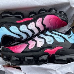 WOMENS NIKE VAPORMAX PLUS